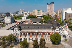 由南翼俯視臺中州廳建築