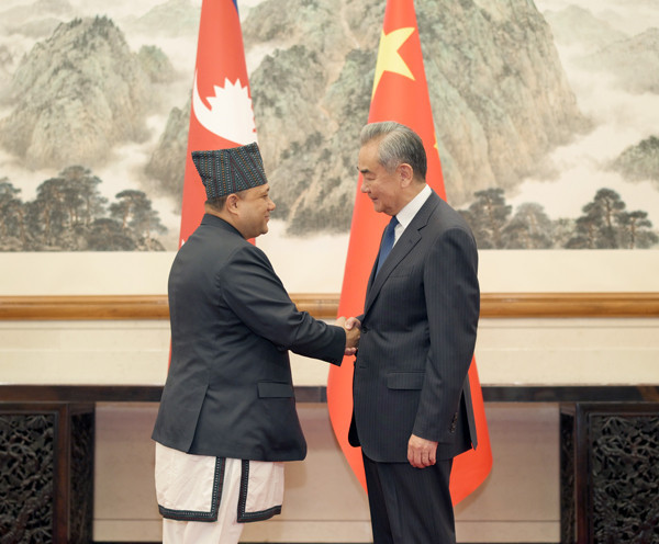 尼泊爾外交部長希西爾（Shisir Khanal）（左）近日訪問中國，並與中國外交部長王毅（右）會面並會談。（圖／翻攝自中國外交部網頁）