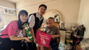 台電台中區營業處處長許墩貴關懷獨居及弱勢長者，並捐贈肉粽、孝親槌及艾草枕等物資。