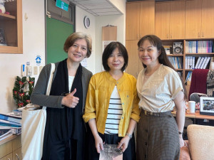中原大學通識課程結合「明星名人系列講座」，邀請影視與文化藝術領域專業人士走入校園，拓展學生視野。（左起：黃柔閩、中原通識教育中心主任柯惠鈴、副教授陳雅湞）