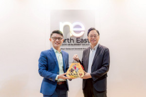 張善政市長與新加坡東北區市長馬炎慶合影。