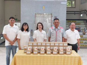 台鎔科技捐贈400份環保不鏽鋼杯，左起：方逸群副理、吳桂蓮副總經理、陳麗麗董事長、龔永信局長、張德鈞總經理。