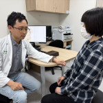 郭醫師建議可透過按壓穴道來協助緩解不適。(圖非當事人)