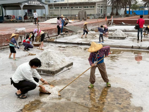 七股鹽山今年端午首推「下鹽田親收午時鹽」活動，民眾可化身一日鹽工，體驗傳統曬鹽文化。