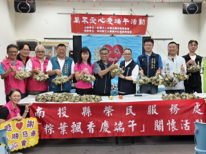 南投榮服處攜手長順慈善協會分送物資粽子到榮民眷家中。（榮服處提供）