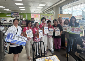 衛生局營養師引導民眾走進超商正確選。（記者扶小萍攝）