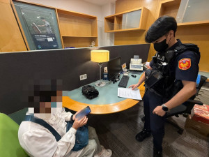 誤信黃金投資婦人險失百萬，壢警銀聯手成功阻詐。