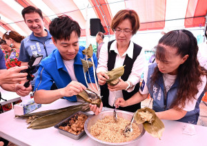 藝人陳隨意（左）與彰化縣長王惠美（右）包粽子。圖／彰化縣政府提供