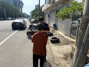 老婦迷途跌坐路中，平鎮警科技偵查助返家。