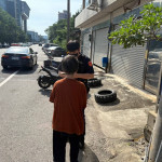 老婦迷途跌坐路中，平鎮警科技偵查助返家。