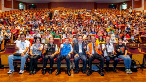 桃園市副市長蘇俊賓出席「《讓奉獻成為一種榮耀》公益演唱會」大合影。