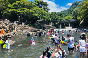 觀光發展基金會營運的「宇內溪溫泉戲水區」人氣升溫，成為北橫地區暑假親子出遊熱門景點。