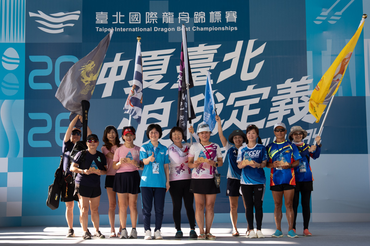 參與人數高達188位的小型龍舟常青女子組,前五名依序為SBeauty隊、DWD女龍隊、政大EMBA女神隊、京典水上玫瑰隊、三腳渡隊女子隊,選手於頒獎典禮合影留念。