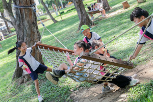 孩童在后里森林公園開心地使用吊床搖籃