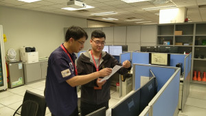 張顥嚴（右）透過青艦計畫的「先僱後訓」機制，順利進入世界先進積體電路公司，成功開創職涯。