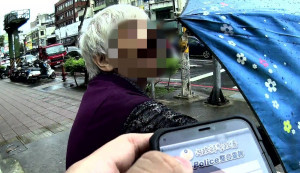 中壢派出所警員發現眼神迷惘的陳婆婆，隨即展現同理心主動上前關懷。