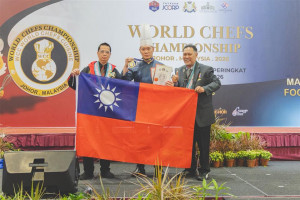 戴士傑勇奪世界廚藝賽2金1銀，帶著國旗上台領獎。圖／彰化縣政府提供