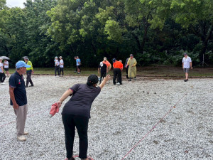 彰化市長盃法式滾球賽雨中開打，全台近百位好手齊聚競技展現運動家精神。
