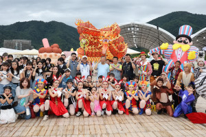 王副縣長與參與的表演團隊及民眾歡樂度週末。（南投縣府提供）