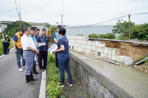 楊文科會同湖口鄉長吳淑君視察波羅汶溪護岸崩塌。