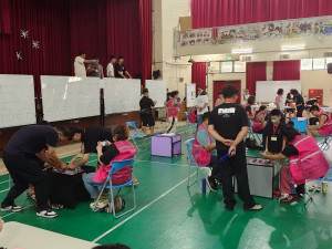 100多名選手不分老少競技，既激烈又有趣。（簡千翔服務處提供）