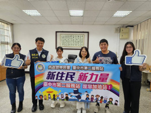 移民署中區事務大隊臺中市第二服務站主任高志偉(左二)祝賀潭子國中畢業生范央沒(左三)獲2026年總統教育獎。