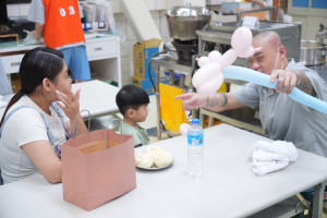 「家庭日」讓陽剛的監所瞬間充滿笑聲。