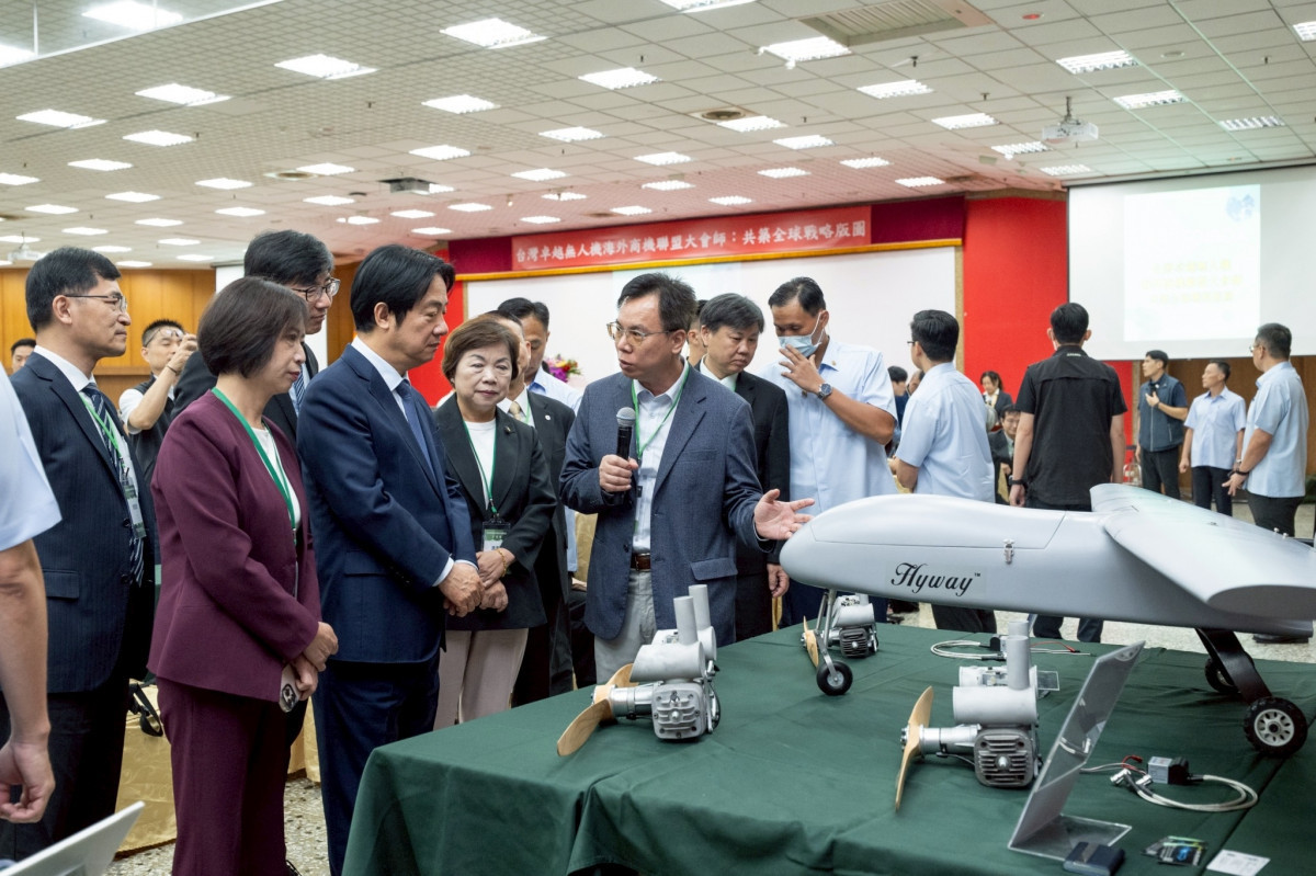 總統賴清德（中）6月9日出席「台灣卓越無人機海外商機聯盟大會師」，民主進步黨籍立法委員何欣純（中左1）與中國國民黨籍立委楊瓊瓔（中右1）亦在場陪同。（圖／資料照片，圖源：翻攝自總統府Flickr）