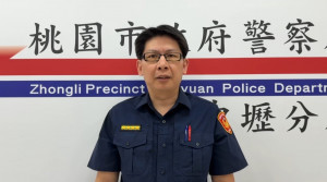 中壢警分局副分局長鄧伯群，員警部分言詞不當已行政處分，並會加強教育訓練。警方強調，絕不容許以任何暴力脅迫的方式滋擾民眾，危害社會治安。