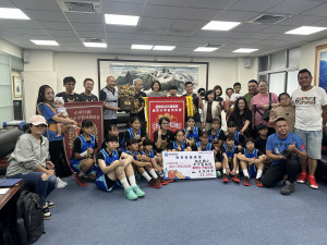 許縣長接見冠軍收割機埔里南光國小女籃。（記者扶小萍攝）