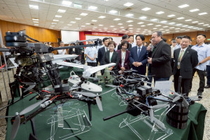 總統賴清德（中）6月9日出席「台灣卓越無人機海外商機聯盟大會師」，民主進步黨籍立法委員何欣純（中左1）與中國國民黨籍立委楊瓊瓔（中左2）亦在場陪同。（圖／資料照片，圖源：翻攝自總統府Flickr）