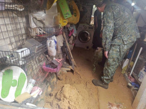 軍方會同鎮公所人員勘查受災區域。