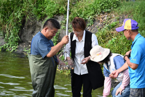 豪雨過後文蛤大規模暴斃，縣長王惠美視察。圖／彰化縣政府提供