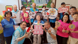 新竹榮服處鞠宗顯處長(前排左二)、新竹市中雅里鄔滬生里長(後排左一)陪伴爺爺及家屬共度溫馨的百歲壽誕。