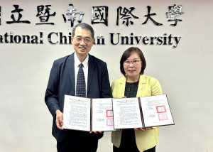 暨大與法務部調查局簽署合作備忘錄（MOU)，暨大校長武東星(左)與法務部調查局副局長吳富梅(右)代表雙方簽署。（暨大提供）