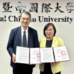 暨大與法務部調查局簽署合作備忘錄（MOU)，暨大校長武東星(左)與法務部調查局副局長吳富梅(右)代表雙方簽署。（暨大提供）