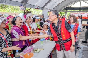 王副市長與民眾互動。