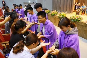 嘉義市政府舉辦115年成年禮活動，學子們為父母奉茶、擦護手霜和擁抱，感謝父母辛勤的付出／嘉義市府提供
