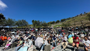 清境夏季牧場大遊行登場，活動吸引大批遊客到場參與。（清境農場提供）