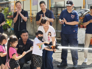 黃佳恬議員與孩子化身小小救援隊。林重鎣