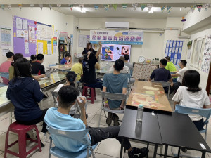 新竹市警察局婦幼警察隊6日前往新竹市自閉症協進會辦理家庭暴力及性騷擾防治宣導。