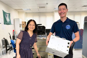 中央大學網路學習科技研所施如齡所長（左）與太空科學與工程學系張起維主任（右）合作，展開臺灣首創融合信仰文化與太空科技的跨域行動。
