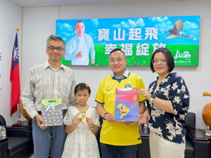 鄉長邱振瑋代表鄉親收下這本厚重的歷史紀錄。
