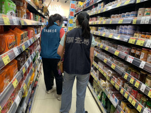 雲林縣衛生局會同雲林縣調查站前往轄內食品製造、餐飲及販售等業別辦理市售問題產品查核／翻攝照片