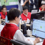 台中市政府巴威颱風風災災害應變中心一級開設，台中市長盧秀燕主持會議，關注颱風動態。(圖/台中市政府網站擷取)