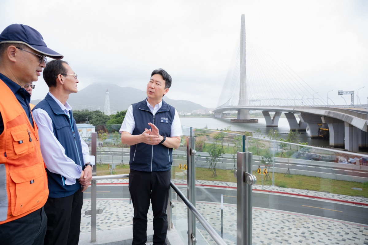交通部長陳世凱（右1）視導淡江大橋提示防颱準備。（圖／交通部公路局）