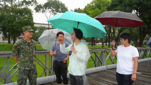 何欣純看滯洪池。林重鎣攝