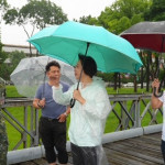何欣純看滯洪池。林重鎣攝