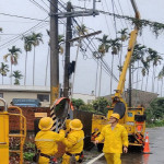 台電出動人員搶修中。（台電南投區處提供）