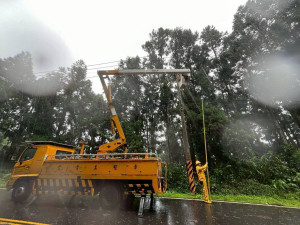 台電人員在竹山鹿谷山區搶修。（台電南投區處提供）